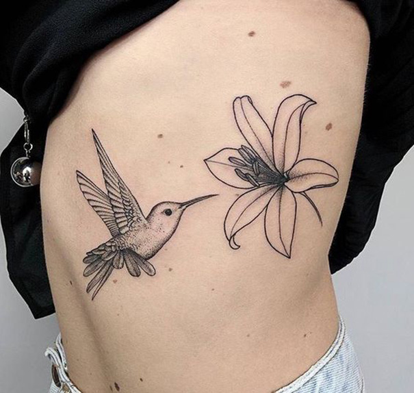 tavares tattoo tatuagem feminina e delicada de beijaflor colorido nas Desenhos de tatuagem linda beijaflor » Tatuagens HD