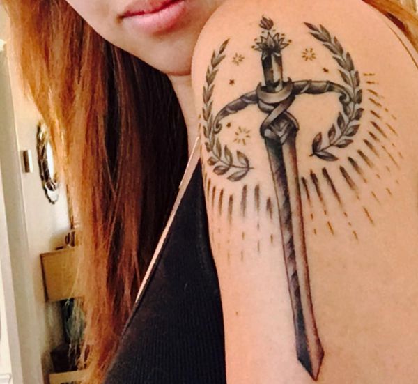 Pin de Alexs em tatoos Tatuagem, Tatuagem de espada, Tatuagem de faca 20 motivos de tatuagem de espada e seu significado simbólico » Tatuagens HD
