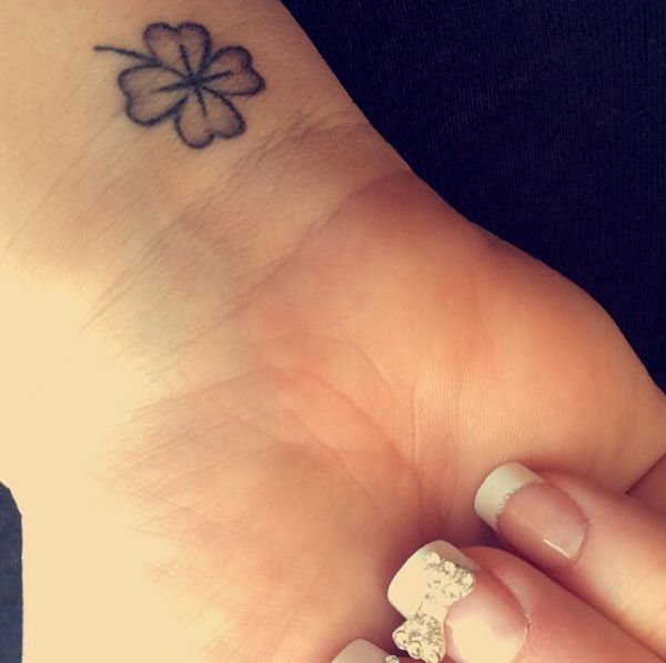 Trevo de 4 folhas Tatuagens, Tatuagem, Trevos tattoo 15 raras tatuagens de trevo de quatro folhas e seu significado
