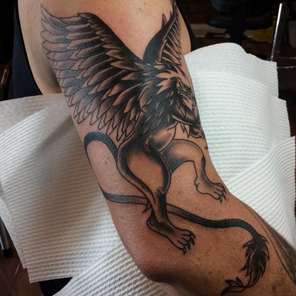 15 desenhos de tatuagem de grifo místico com significados » Tatuagens HD 15 desenhos de tatuagem de grifo místico com significados » Tatuagens HD