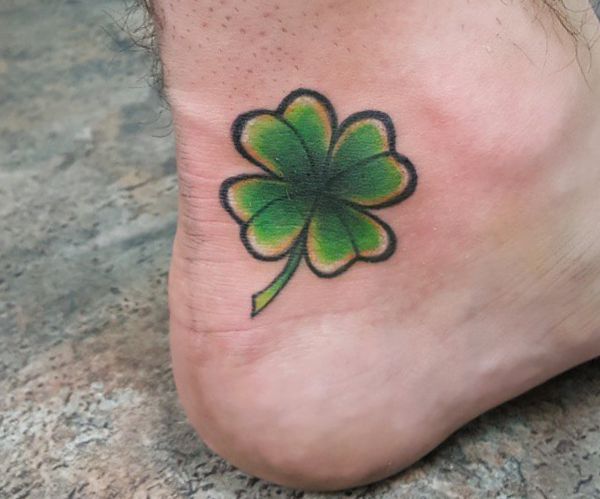 Trevo de 4 folhas Tatuagens, Tatuagem, Trevos tattoo 15 raras tatuagens de trevo de quatro folhas e seu significado