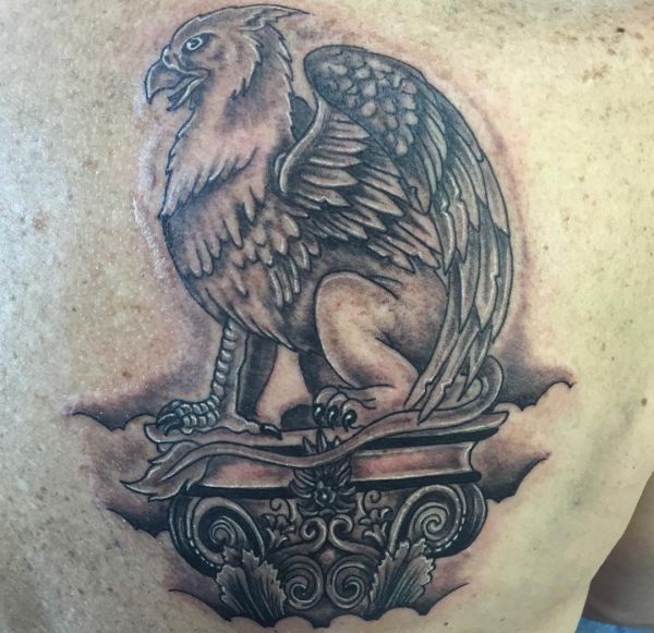 15 desenhos de tatuagem de grifo místico com significados » Tatuagens HD 15 desenhos de tatuagem de grifo místico com significados » Tatuagens HD