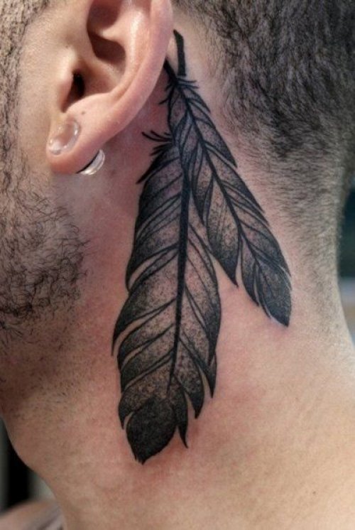 Significativos tatuajes de plumas de cuervo