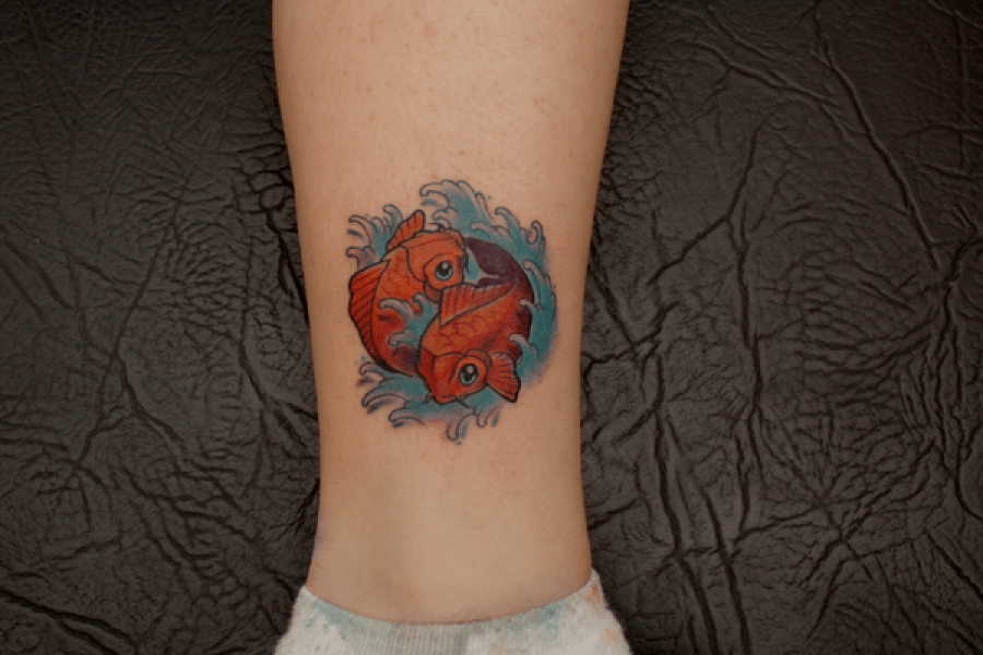 Tatuaje de dos peces formando el yinyang