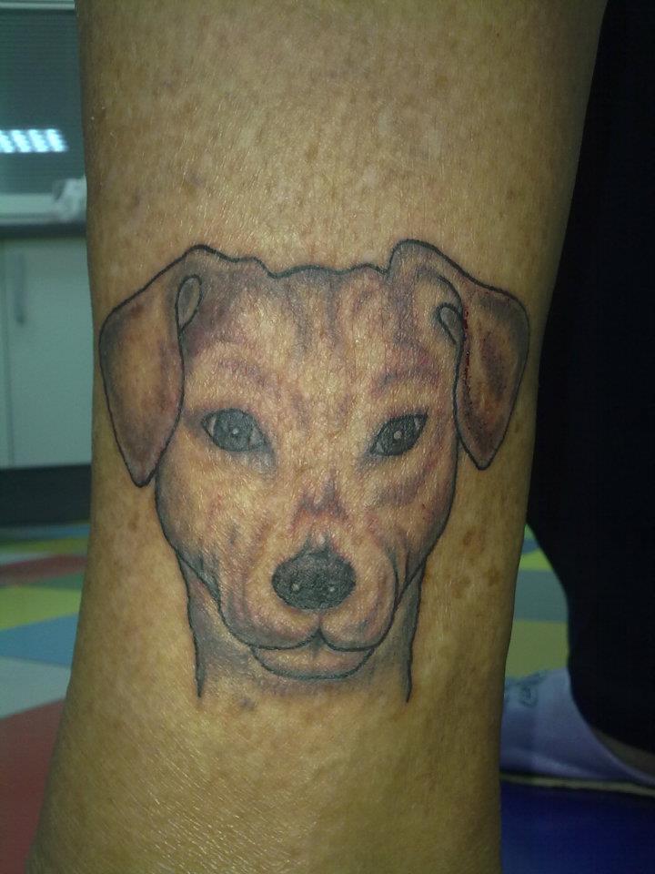 Tatuaje de una cara de perro Tatuajes de Perros
