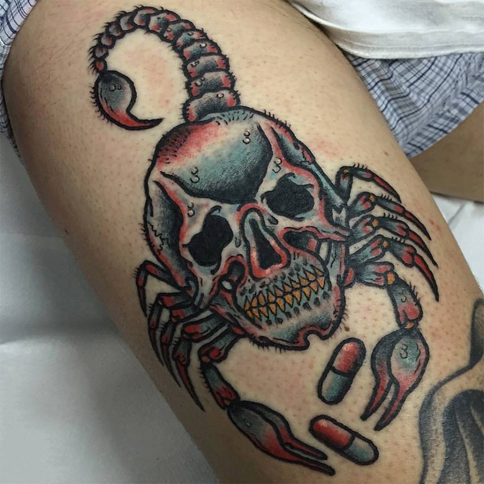 Tatuaje de una calaveraescorpión con pastillas