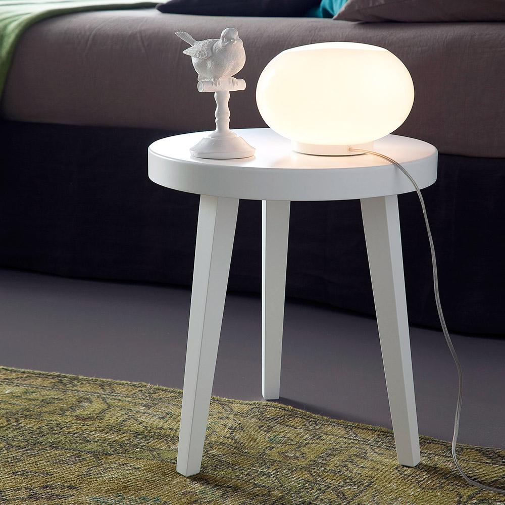 Camera da letto piccola? 7 idee per un comodino salvaspazio.