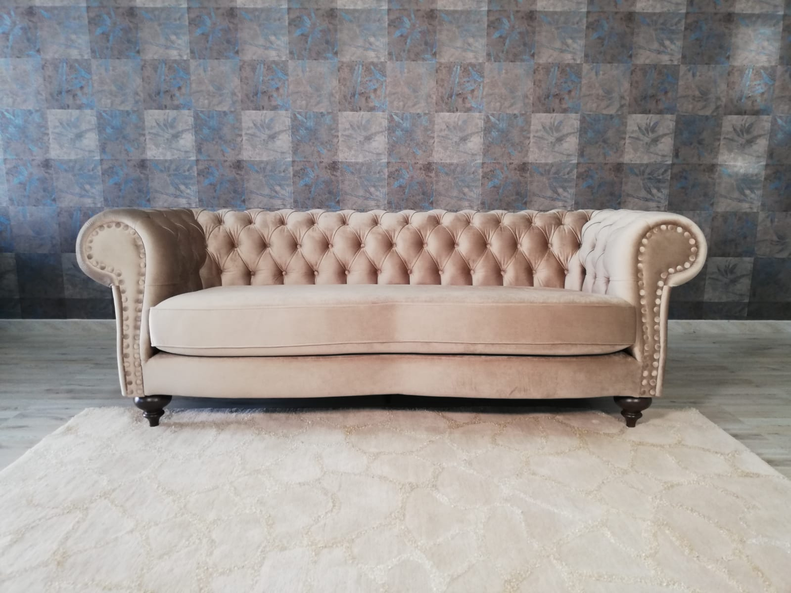 Divano Chesterfield modello Baxter 3 posti in tessuto velluto tortora