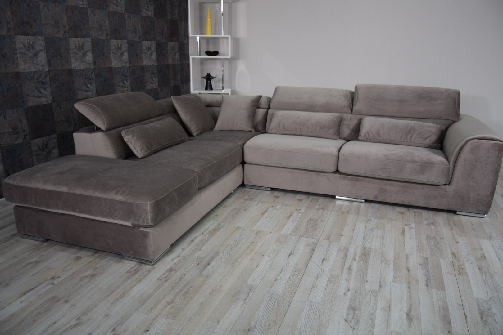 Divano angolare in tessuto microfibra con poggiatesta regolabili