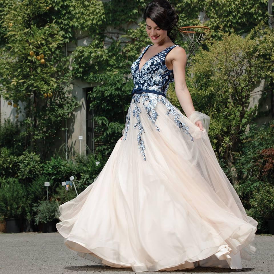Abito Cerimonia Donna Lungo Con Ricami In Varie Sfumature Di Blu E Gonna Morbida In Tulle. | Favole | Abiti Da Sposa E Da Cerimonia Con Sartoria