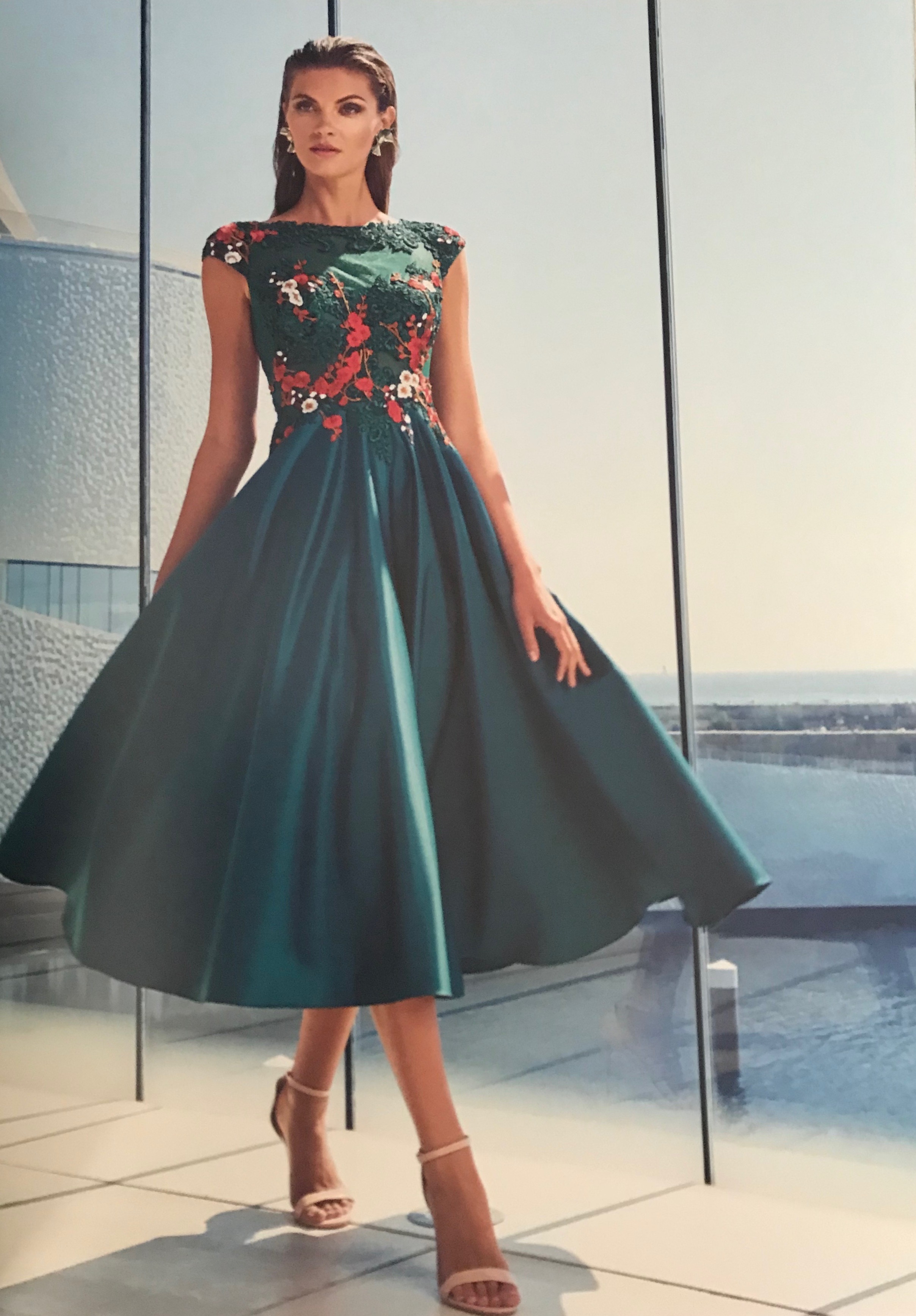 Abito donna in color verde bottiglia con ricami color