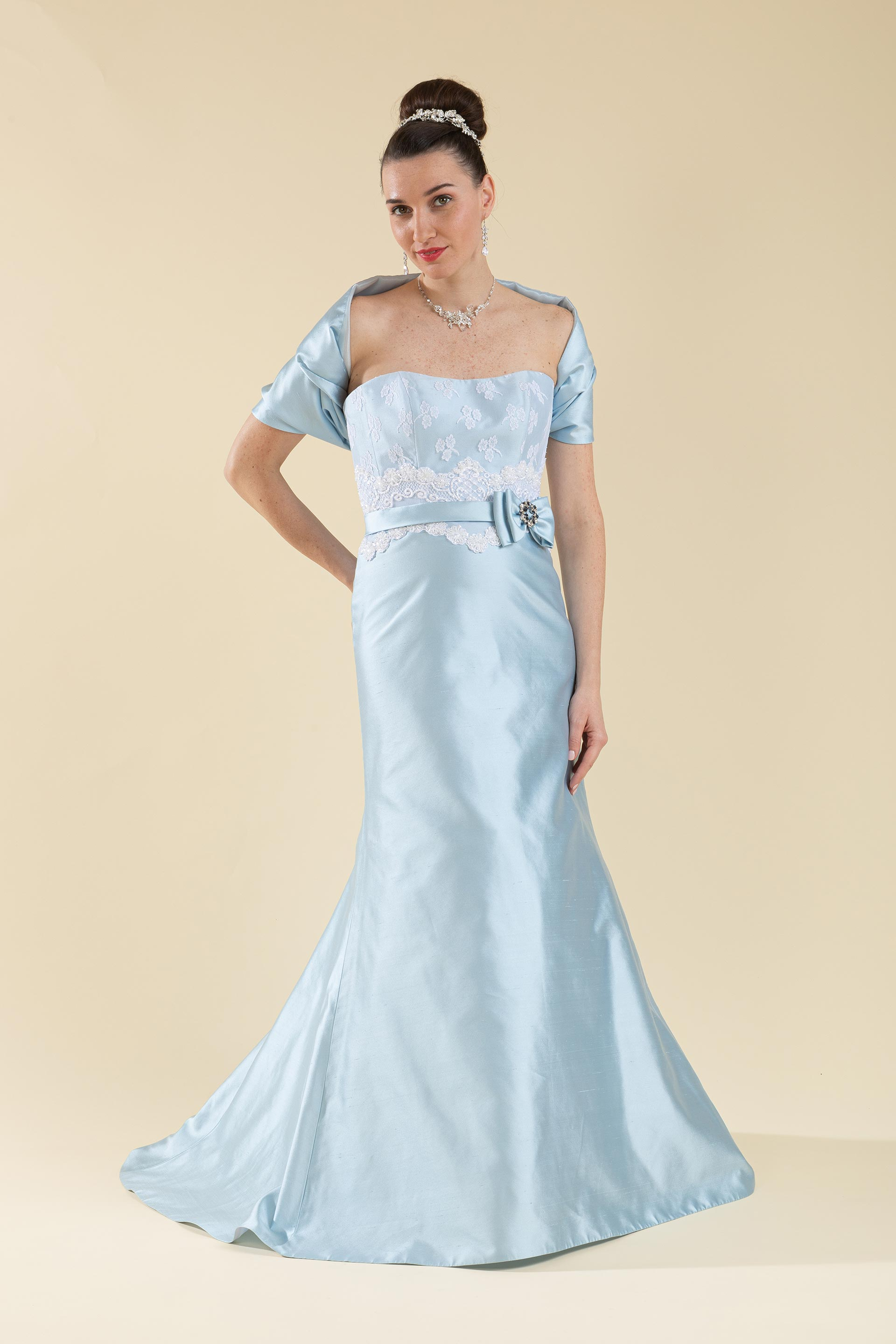 Abito Sposa Semi Sirena Celeste Con Scollatura A Décolleté E Stola. | Favole | Abiti Da Sposa E Da Cerimonia Con Sartoria