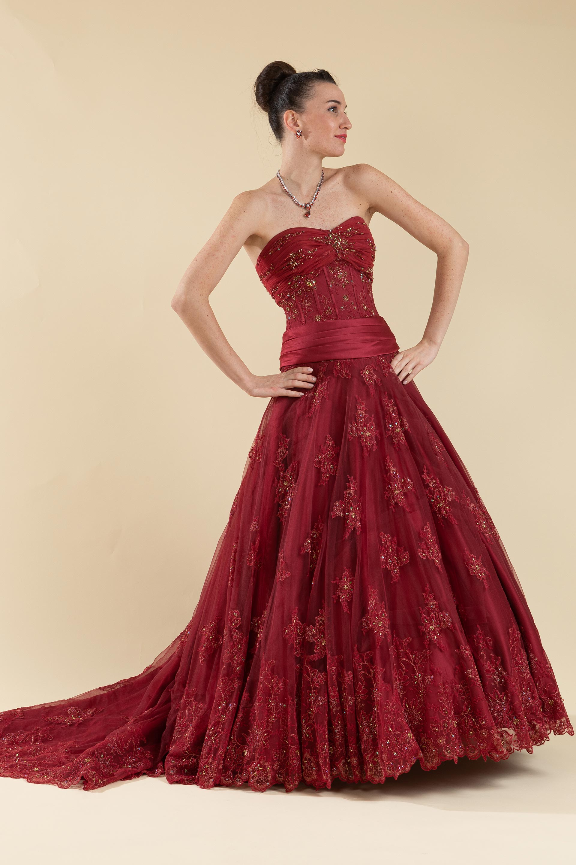 Abito Sposa Ampio In Pizzo Color Bordeaux. | Favole | Abiti Da Sposa E Da Cerimonia Con Sartoria