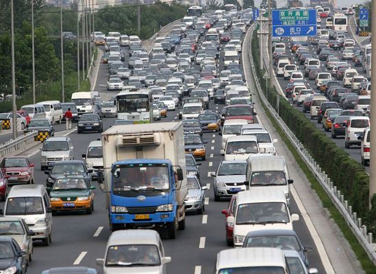 自然渋滞の原因は 遅い車や上り坂 信号が原因 ハマってしまった時は