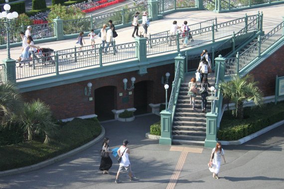 ディズニーランド 朝の開園待ちの並び方を解説 早く入園するには どれくらい早く到着 Tdrハック