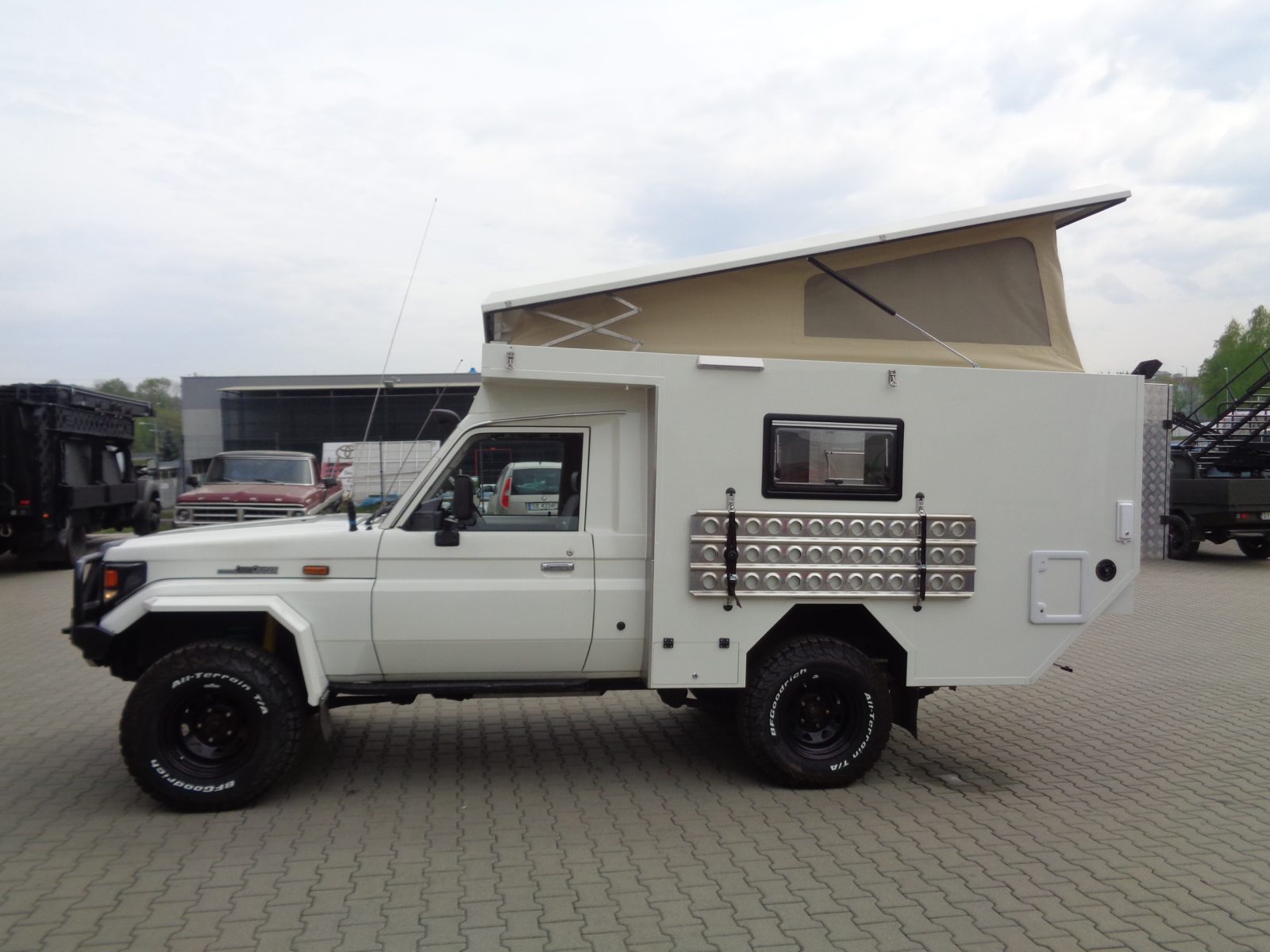 TOYOTA LAND CRUISER INTEGRATED CAMPER TEAMCONCEPT
