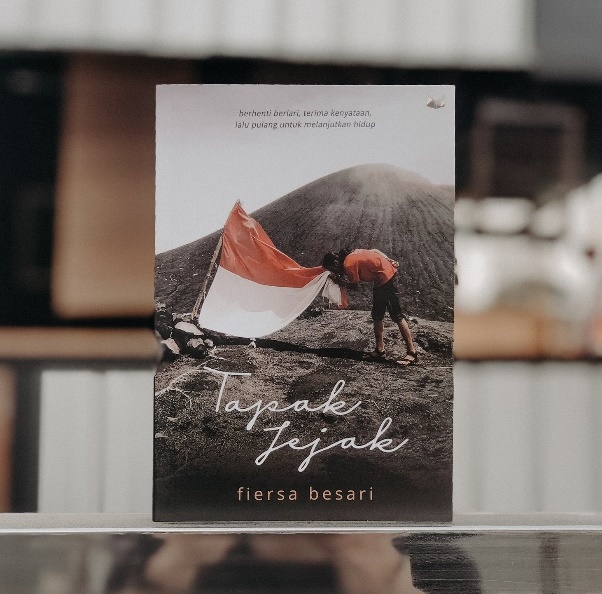 Buku Fiersa Besari Tapak Jejak / Puisi Guru Karya Fiersa