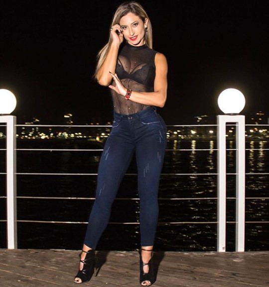 Luli posó en topless y recibió una lluvia de halagos Tecache.cl
