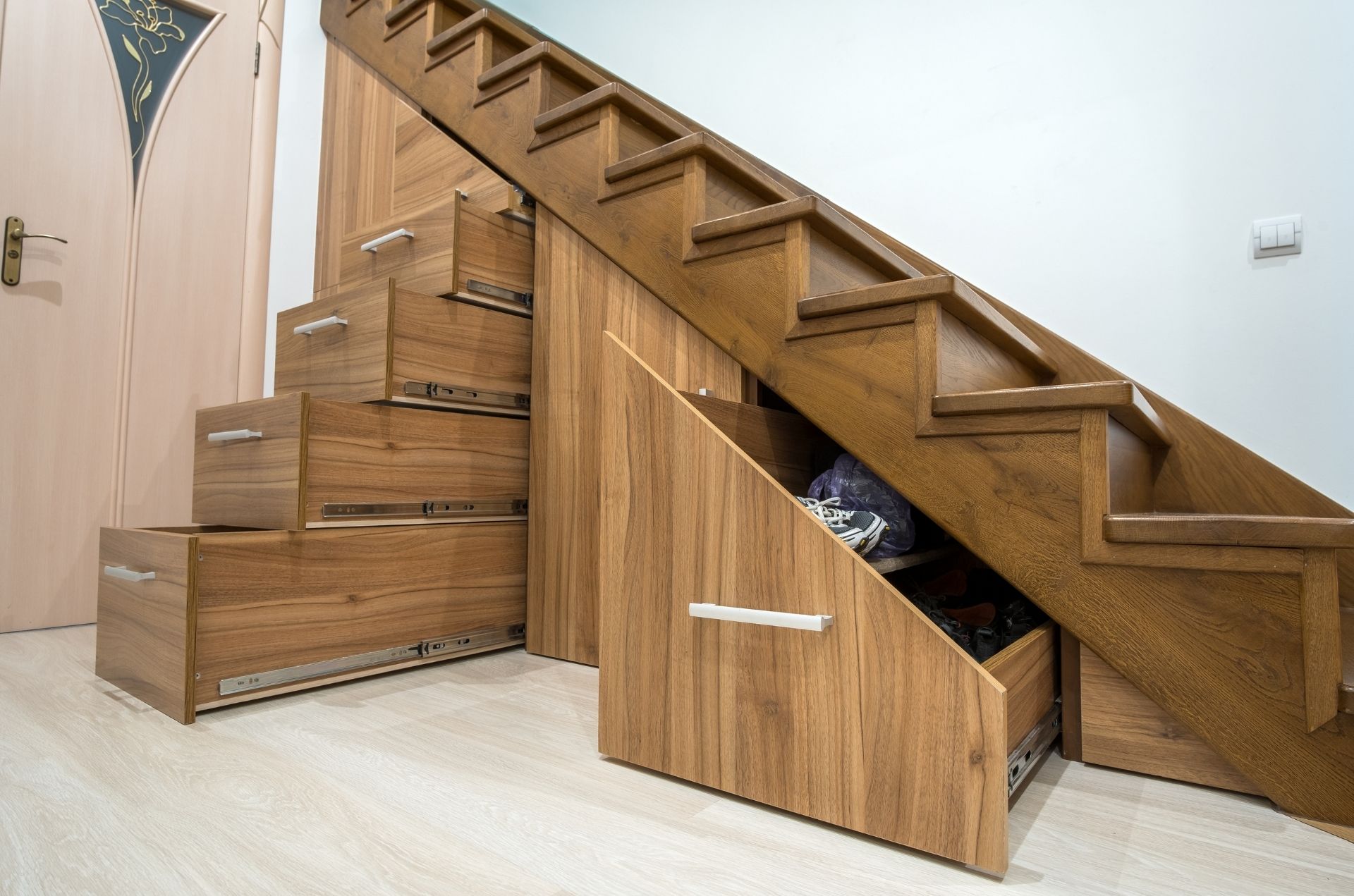 7 pomysłów na schowek pod schodami jak wykorzystać przestrzeń? Nowe