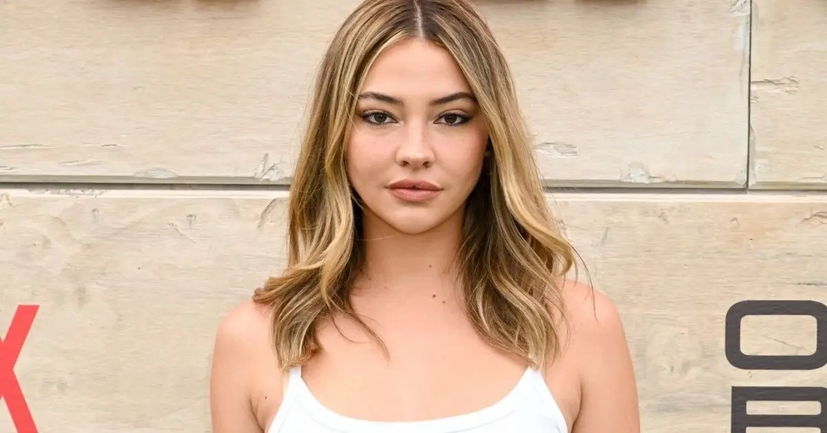 Ella Hunt Decoding the Rising Star from London Stages to Hollywood(04)