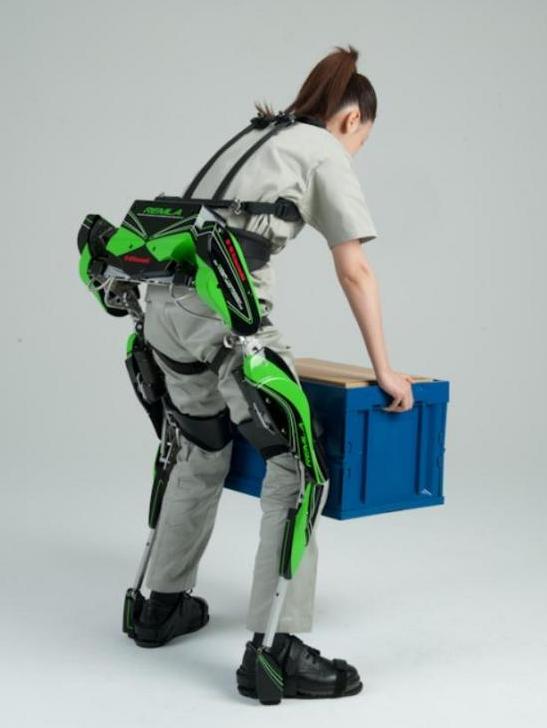 Video Kawasaki’s PowerAssist Robot Suit Helps Humans Lift Heavy