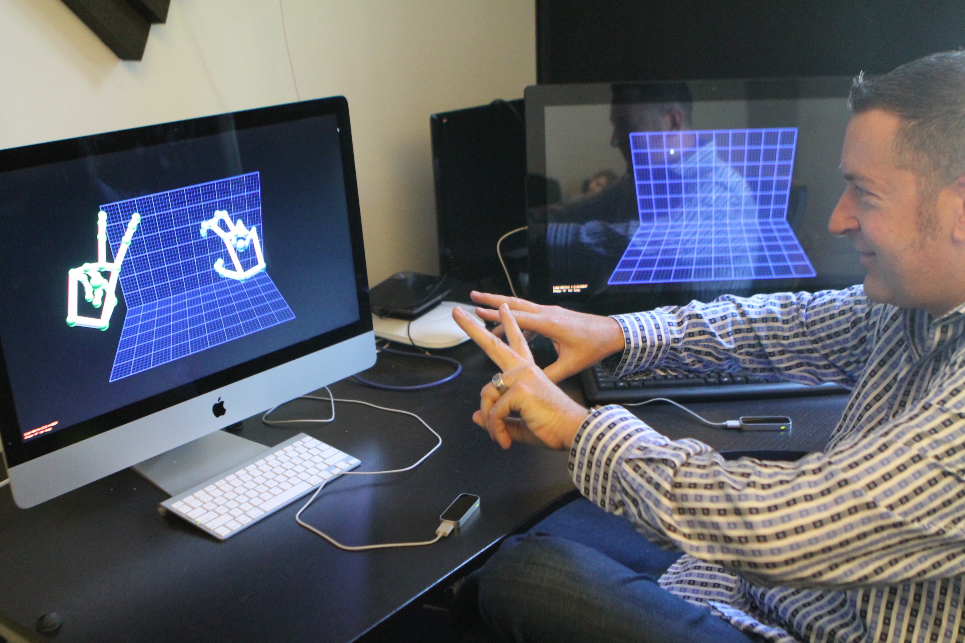 New Tracking Software Lets Leap Motion Keep Track Of Every Bone In Your