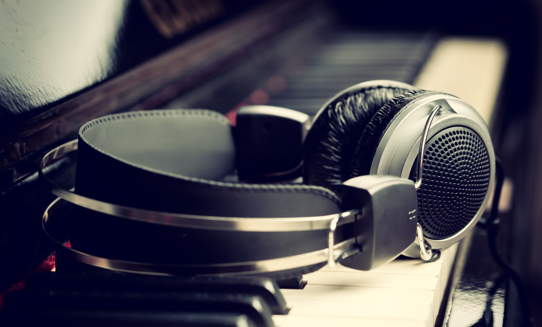 Google Adds Song Lyrics To Top Of Search Results, Points Searchers To