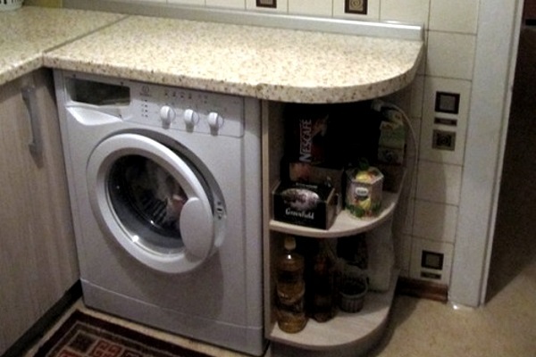Eine Waschmaschine mit den eigenen Händen installieren im Badezimmer, in der Küche, auf einem