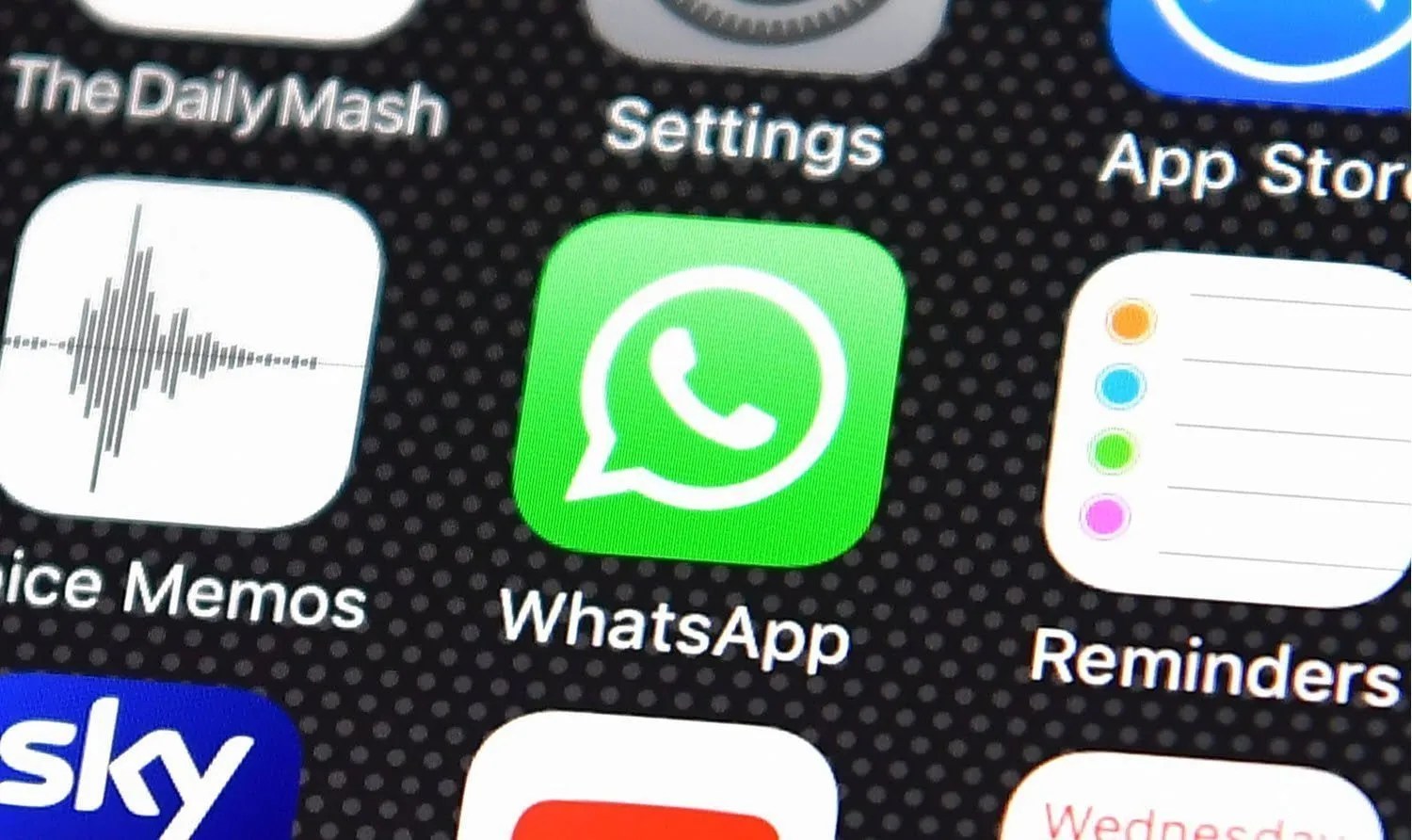 How to quickly read WhatsApp messages showing "Waiting for this message