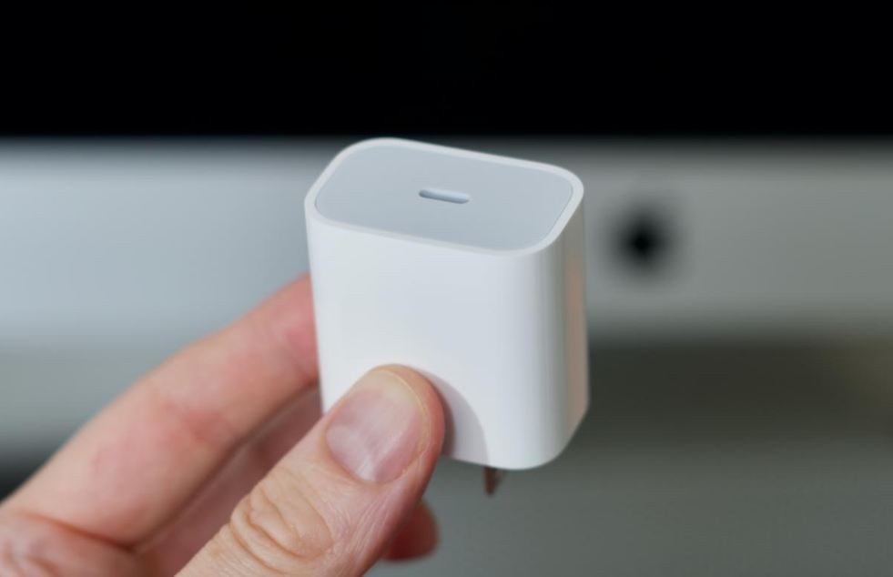 Töltő és headset nélkül érkezhet az iPhone 12 Techlabor