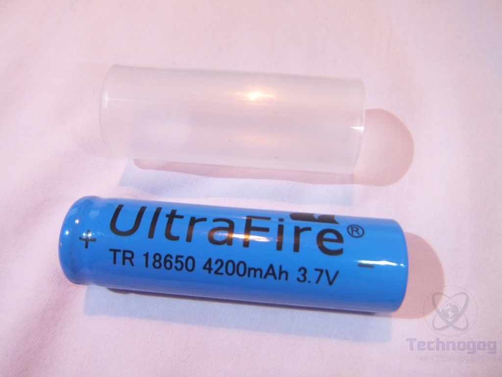 Review of UltraFire 2000 Lumen Cree XML-T6 LED Flashlight | Technogog