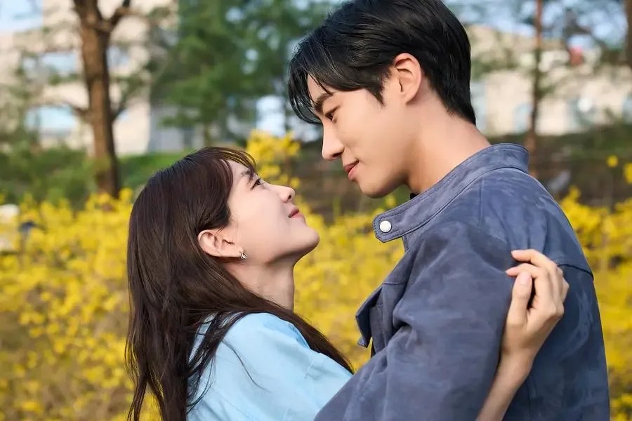 Head Over Heels Deleted Kiss Scene Sparks Fan Outrage The Intimate