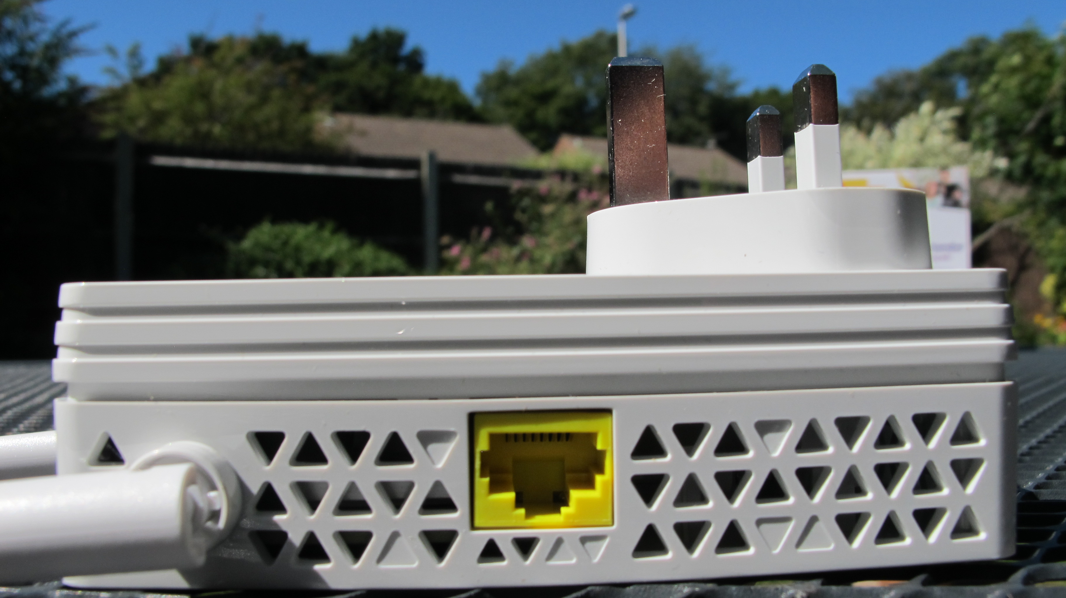 Netgear EX3800 Wireless Extender Review // TechNuovo.com