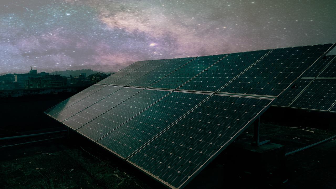 Do Solar Panels Work in Cloudy Days or At Night? TechObservatory