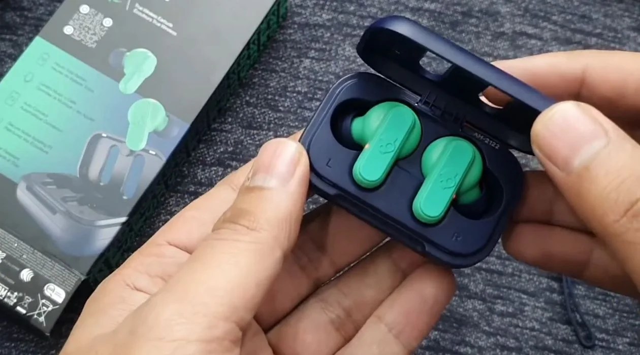 Why Is Only One of My Earbuds Working? [Wired & Wireless]