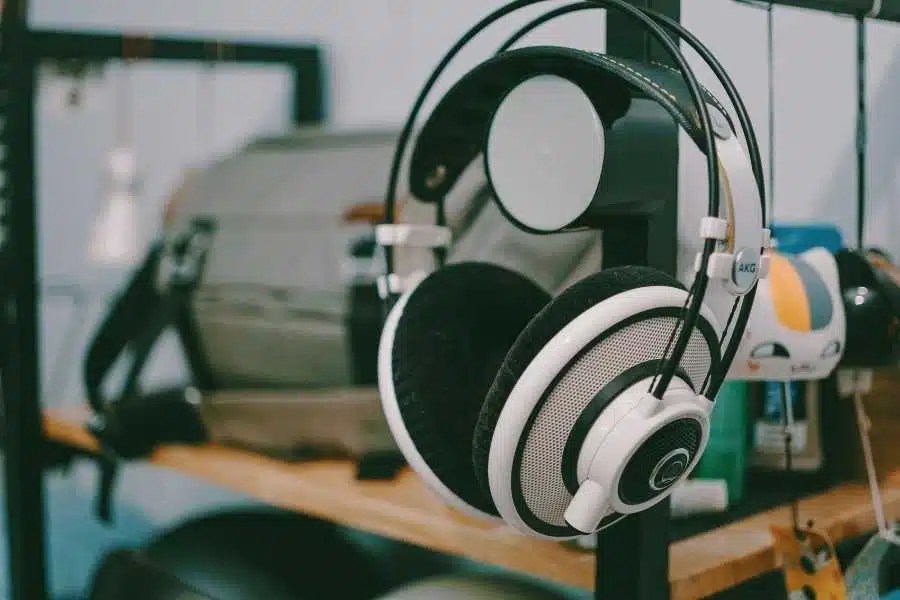 How To Use Wireless Headphones And How To Pair Them TechSAA