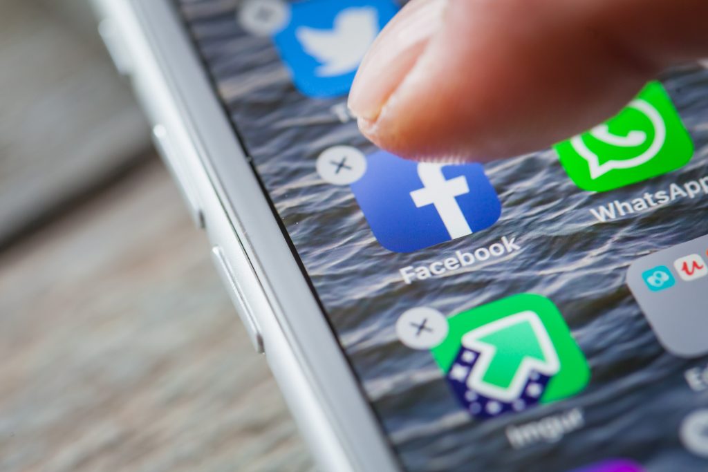 ¿Por qué la app de facebook no viene preinstalada en los móviles