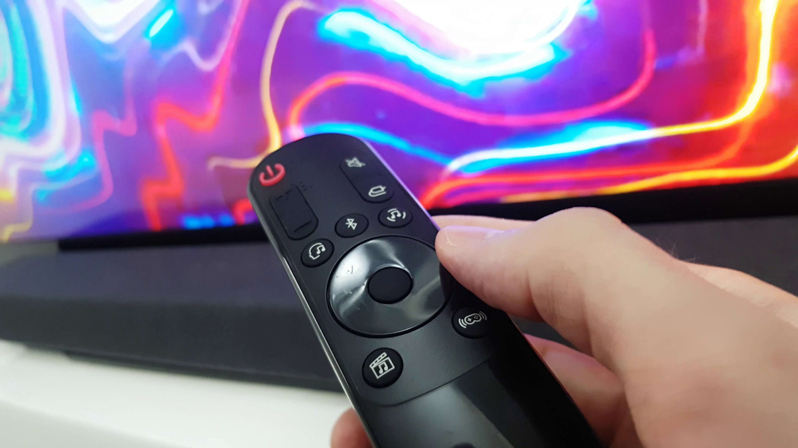 LG SP2 Soundbar Review - Exciting sound with a stylish design - Tech