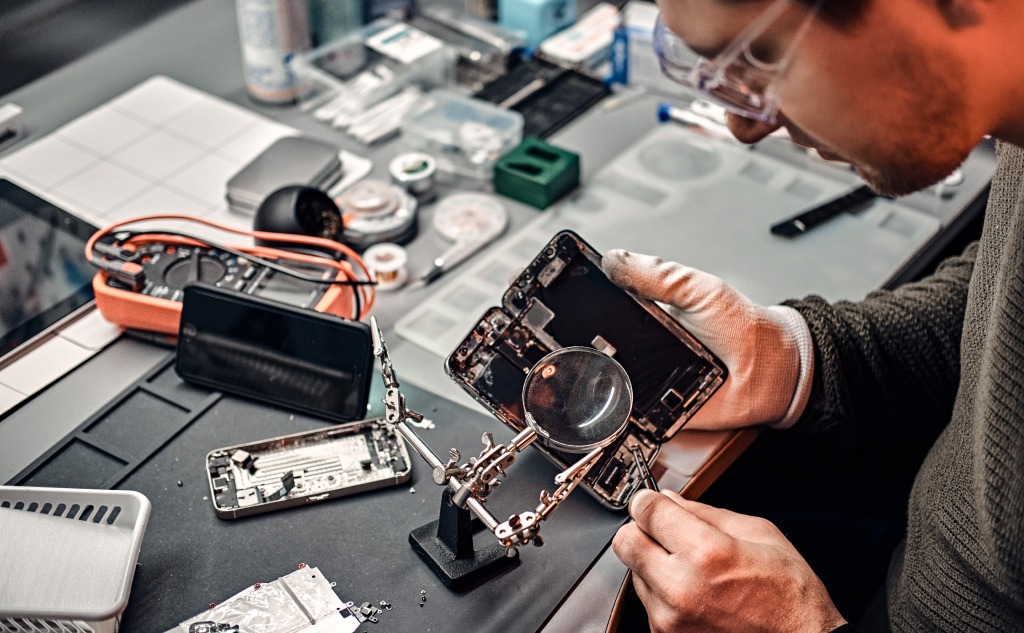 Do Computer Repair Shops Look at Your Files? (+ Vital Facts) Do Computer Repair Shops Look at Your Files? (+ Vital Facts)