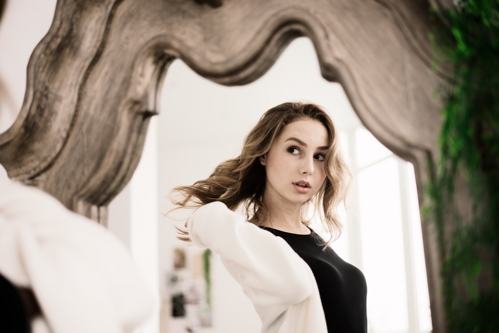 Why Does My Face Look Crooked In Pictures