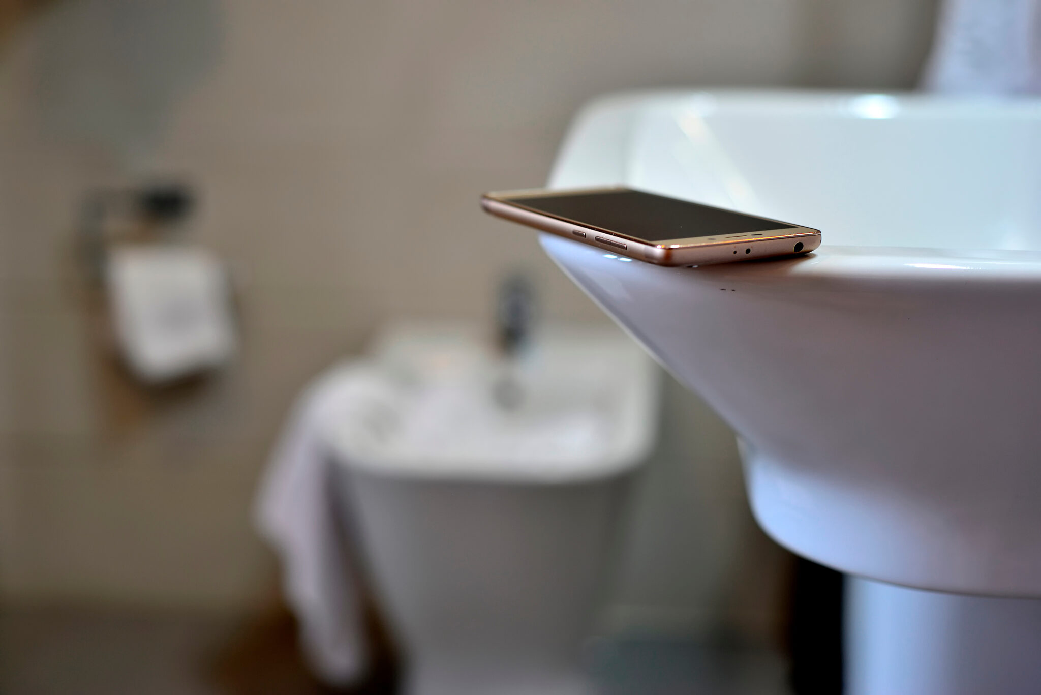 Drop Phone in Bath Getting Electrocuted? Tech With Tech