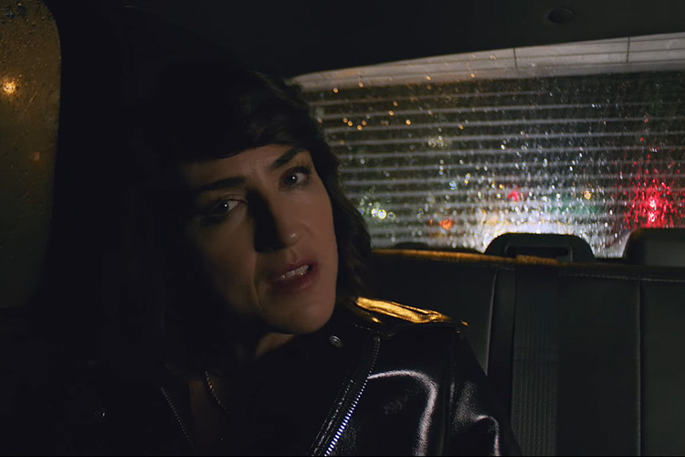 Joan As Police Woman pega uma carona pelas ruas de NY no videoclipe de