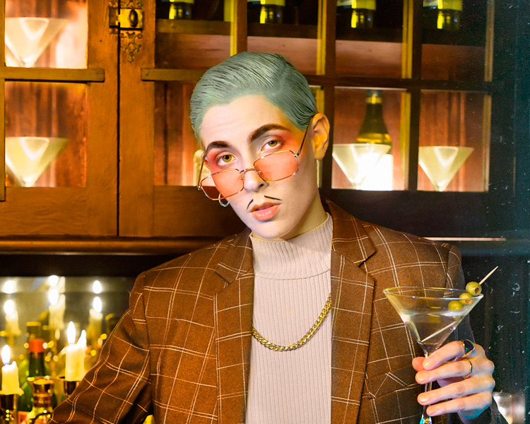 Dorian Electra te leva numa jornada eletropop extravagante em seu disco