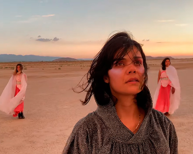 Bat for Lashes proporciona um ritual no deserto no videoclipe de "The