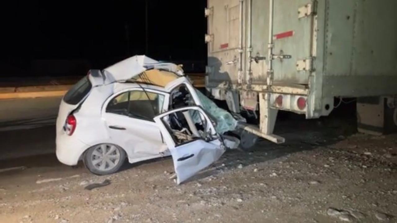 Conductor resulta ileso tras impactar su auto contra tráiler en carretera SaltilloZacatecas