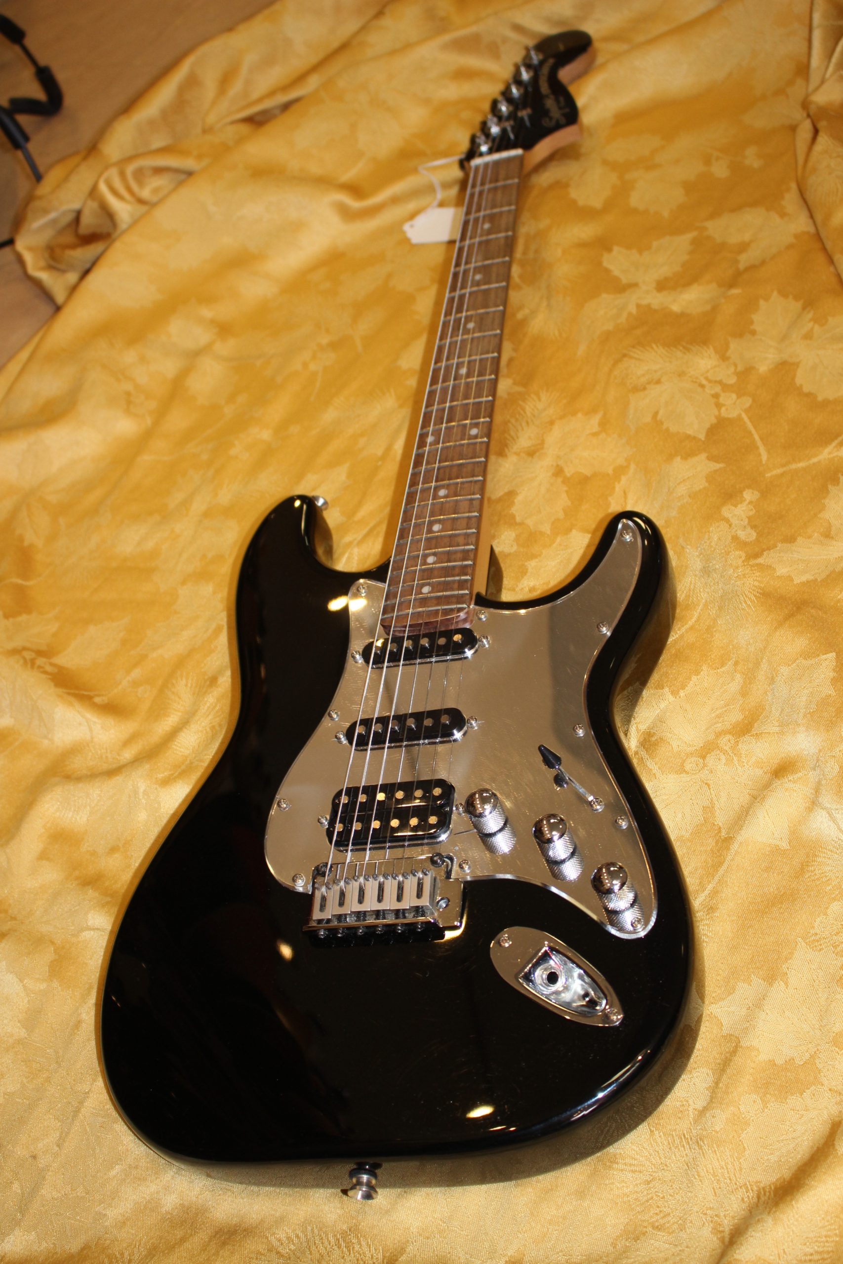 Squire by Fender Standard Stratocaster Black & Chrome HSS Special