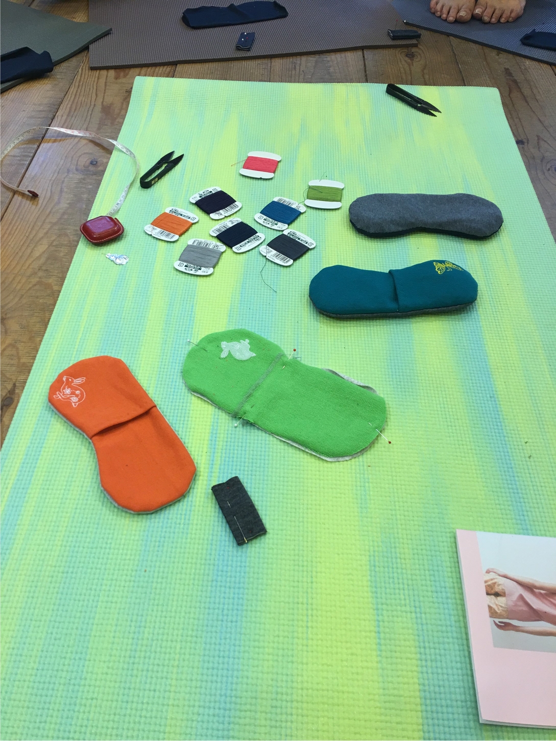 ピンで留めながら・・