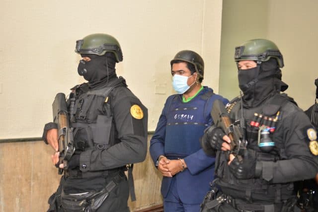 Migrantes hacinados en centro de detención de Texas Telenoticias