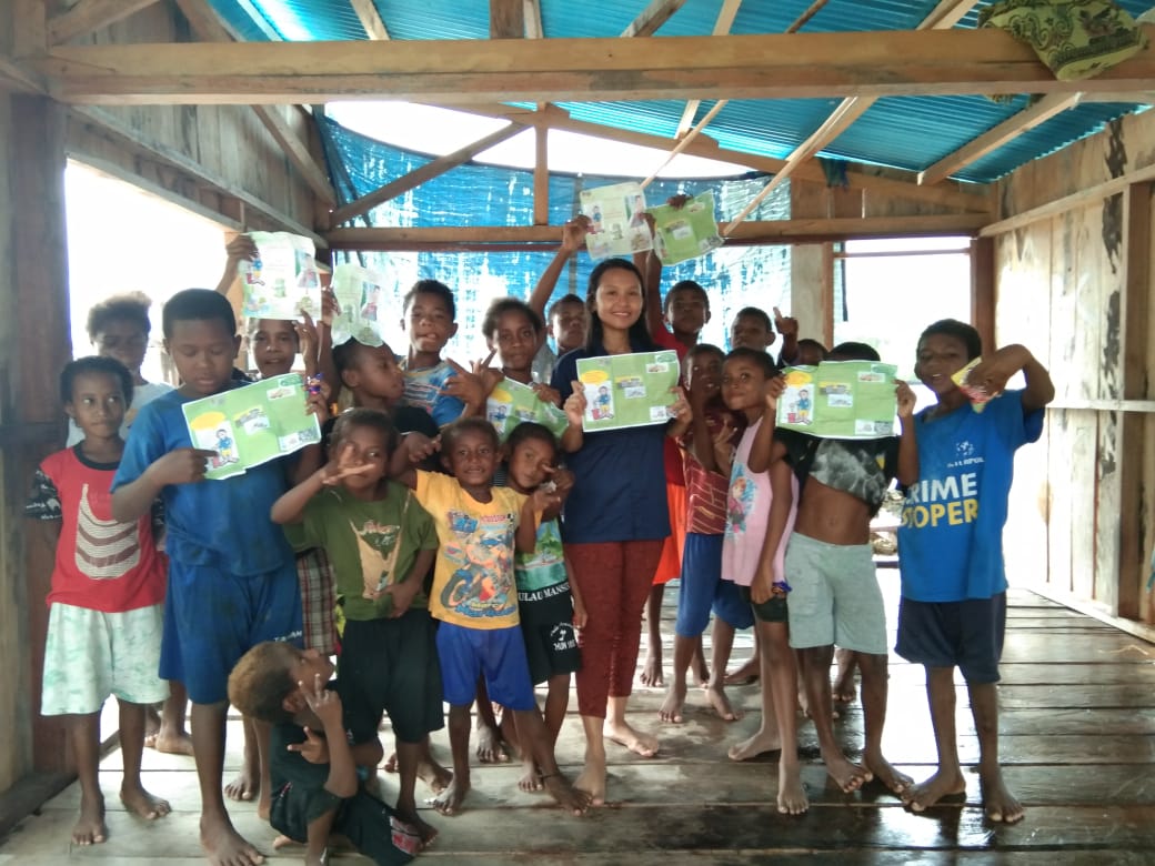 Sosialisasi “Yuk, Buang sampah pada tempatnya! “ dan Edukasi Pemilahan  Sampah Untuk menanamkan Nilai Pentingnya Menjaga Kelestarian Lingkungan  Sejak Dini - TELUK CENDERAWASIH NATIONAL PARK
