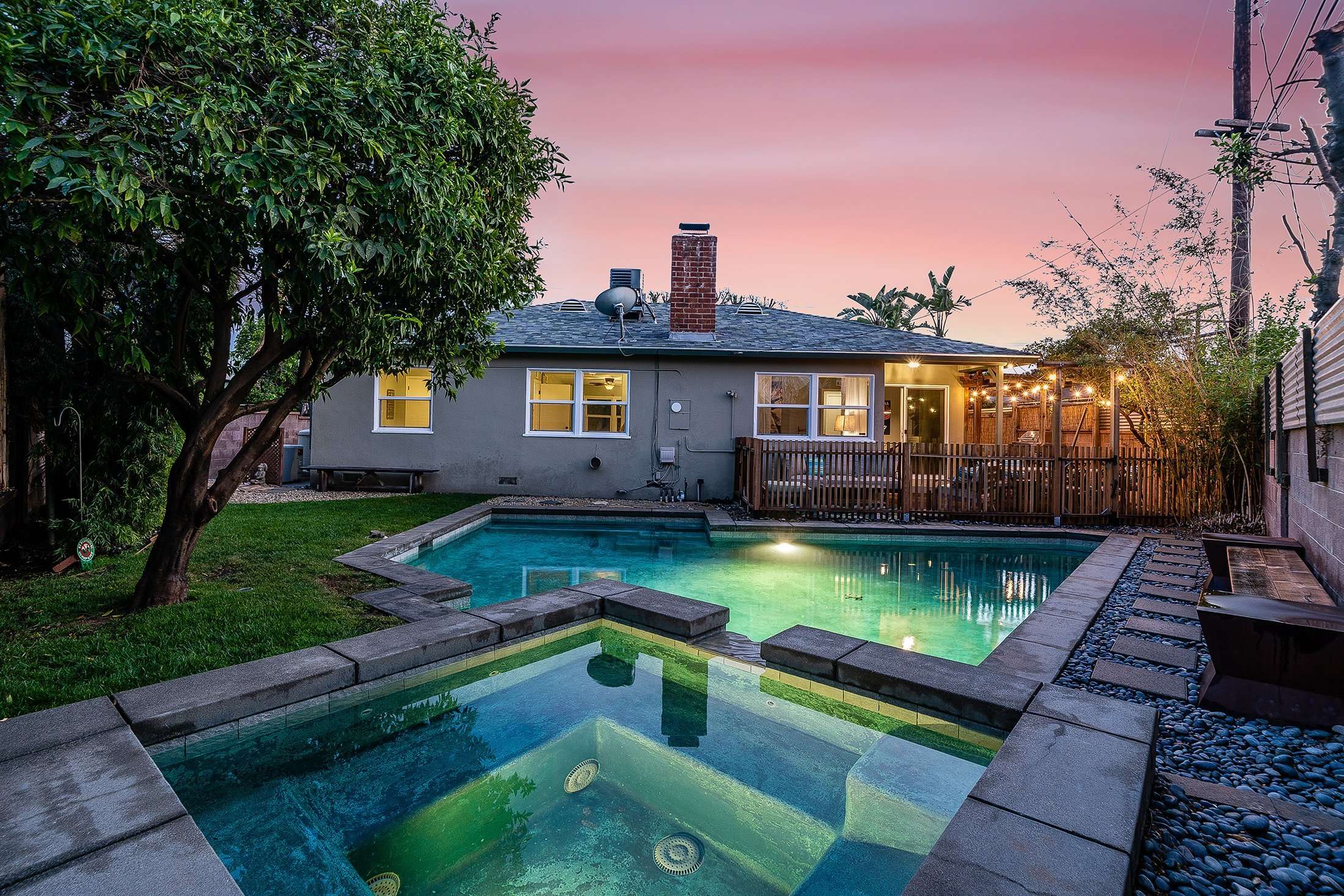 NoHo Summer Oasis with Pool and Spa Temp Housing LA